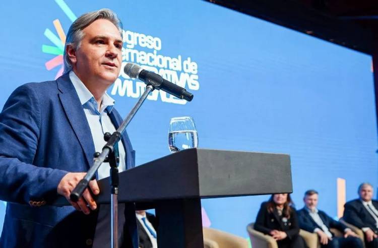 Llaryora fue operado con éxito de una hernia epigástrica: se espera que en la tarde reciba el alta