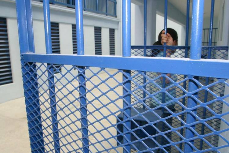 Denuncian torturas en Bouwer: detienen a 10 guardiacárceles acusadas de agredir a un joven trans