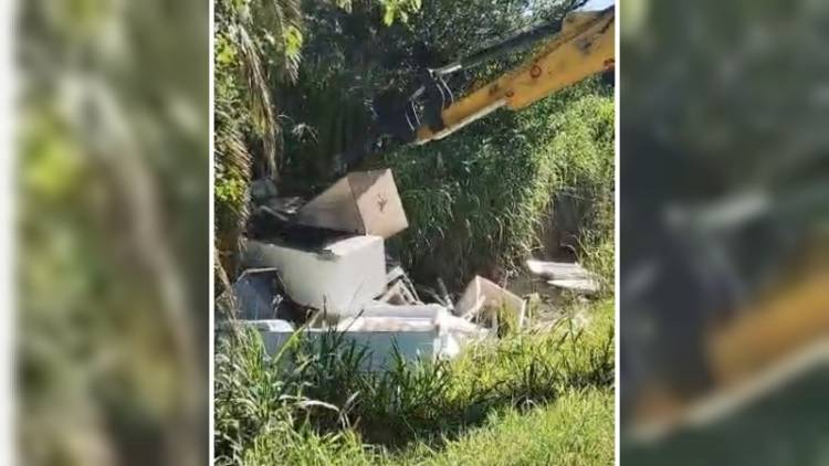 Servicios Públicos desobstruyó un canal donde había un tapón con carcasas de heladeras