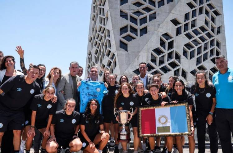 Llaryora recibió al plantel femenino de Belgrano tras el histórico título nacional
