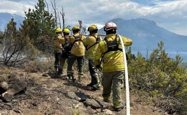 Bomberos cordobeses continúan combatiendo el fuego en El Maitén