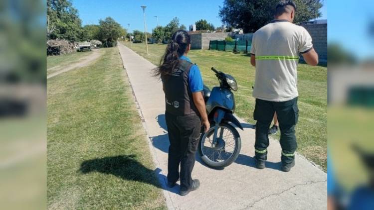Personal de la Guardia Local detuvo la marcha de motociclista en el Paseo Mitre