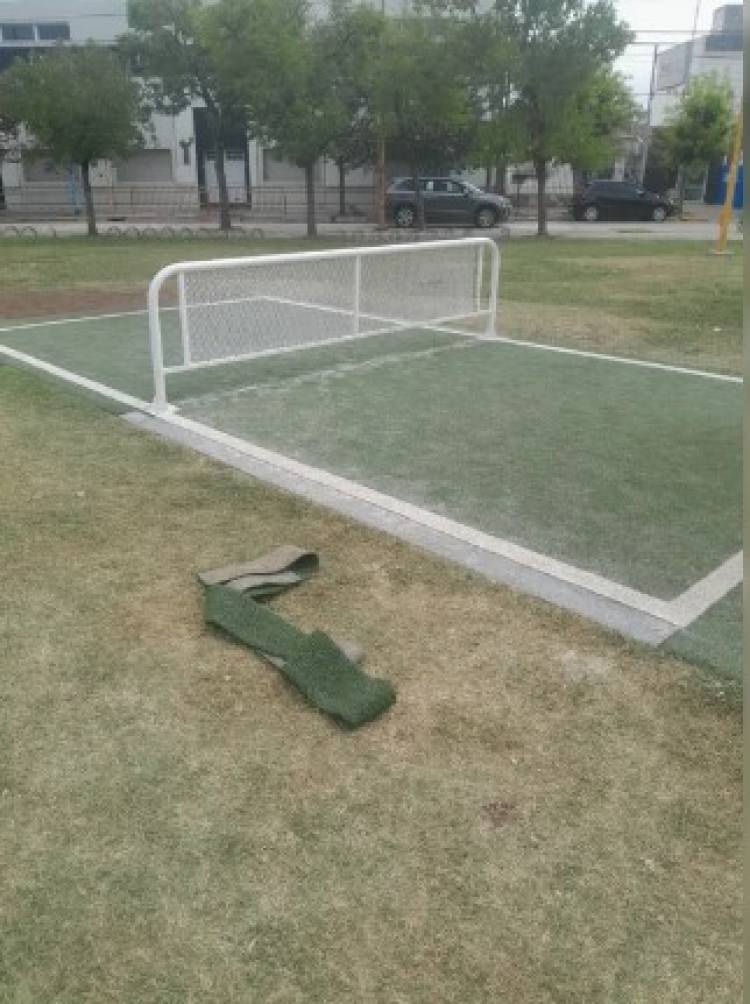 Vandalizaron la nueva cancha de fútbol tenis 3x3 en la Plaza Vélez Sarsfield