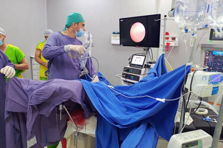 La salud pública suma tecnología: Primera intervención urológica con láser en el sistema provincial