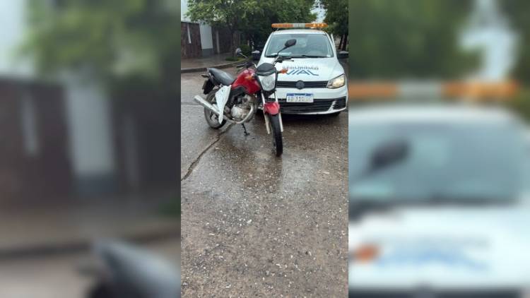 Choque entre una moto y un vehículo de Seguridad Vial dejó un herido grave