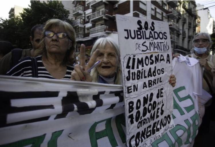 Una miseria: el Gobierno confirmó un aumento del 2,88% para jubilados y el bono seguirá plantado en $70.000