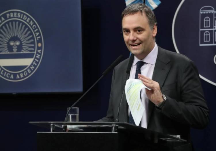 "No tengo nada que esconder", dijo Adorni tras las denuncias por los viajes personales en el avión oficial