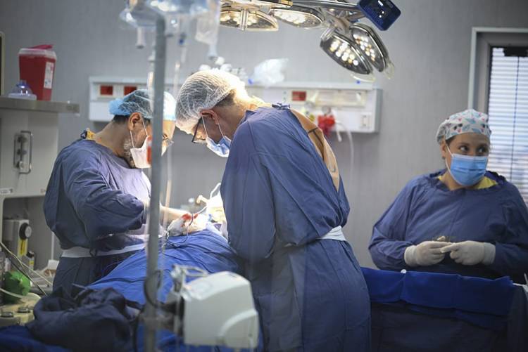 Otro hito de la salud pública: el Hospital Tránsito Cáceres realizó una compleja cirugía hepática