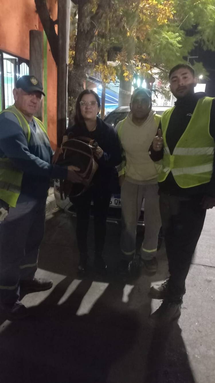 Encontraron un bolso en  plaza Vélez Sarsfield y  lo devolvieron a su dueña