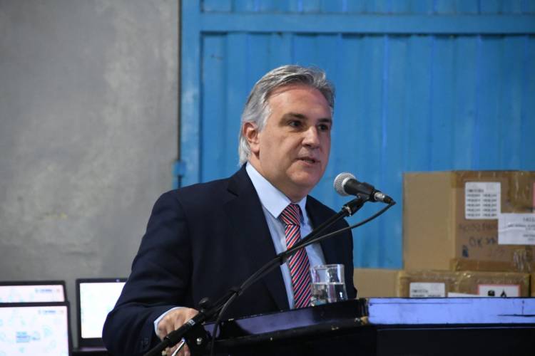 En San Francisco Llaryora entregó netbooks y anunció dos mil millones de pesos para financiar la educación técnica provincial