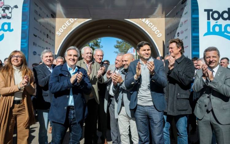 Llaryora despliega una intensa agenda en San Justo con anuncios para educación, viviendas y cooperativas