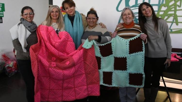 Campaña "Al frío le ponemos corazón": nueva entrega de mantas y prendas de abrigo confeccionadas por tejedoras solidarias