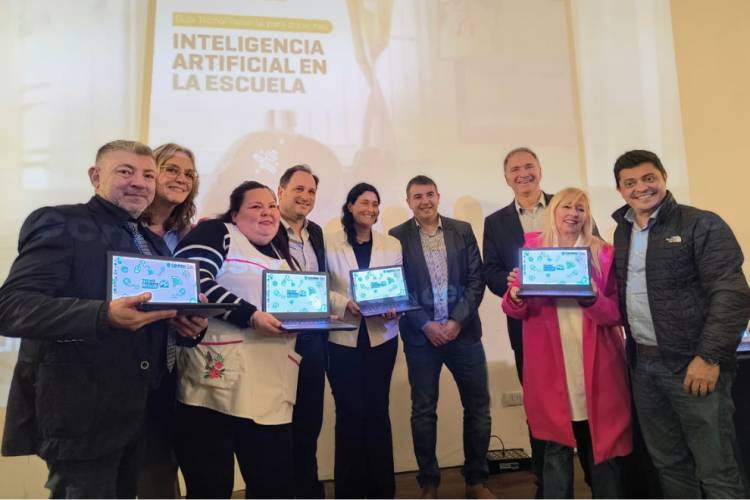 La Provincia entregó más de 100 netbooks para estudiantes y docentes de cinco localidades de Punilla