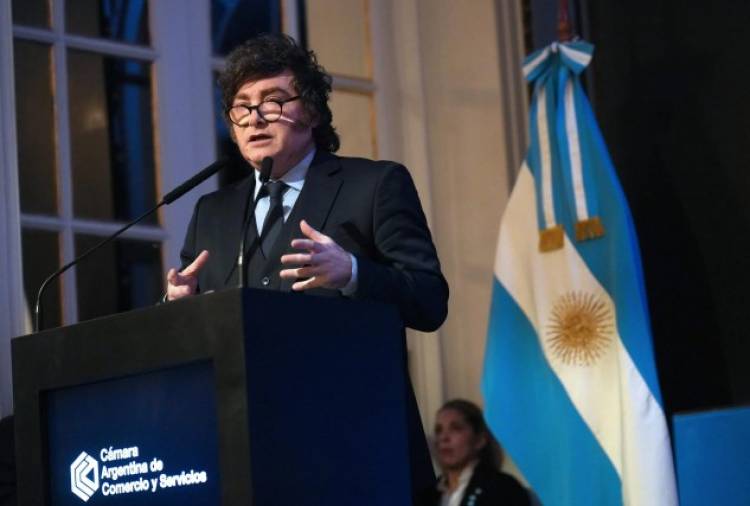 Contra los derechos: Milei cuestionó el acceso al aborto y lo culpó de la crisis económica