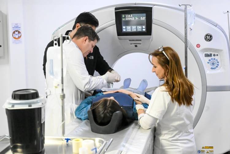 Se realizó la primera ablación por radiofrecuencia de un tumor óseo benigno en la salud pública provincial