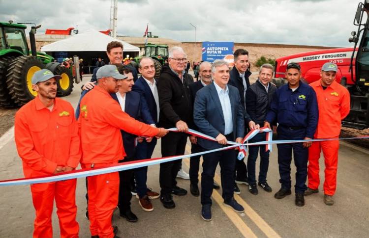 Llaryora inauguró un tramo de la Autopista 19 y destacó el empleo que genera la obra pública