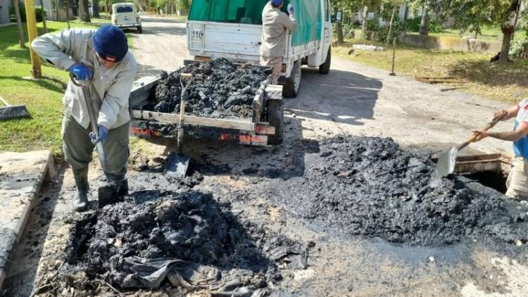 El municipio realiza la limpieza de canales entubados en barrio Savio para mejorar el drenaje y prevenir anegamientos